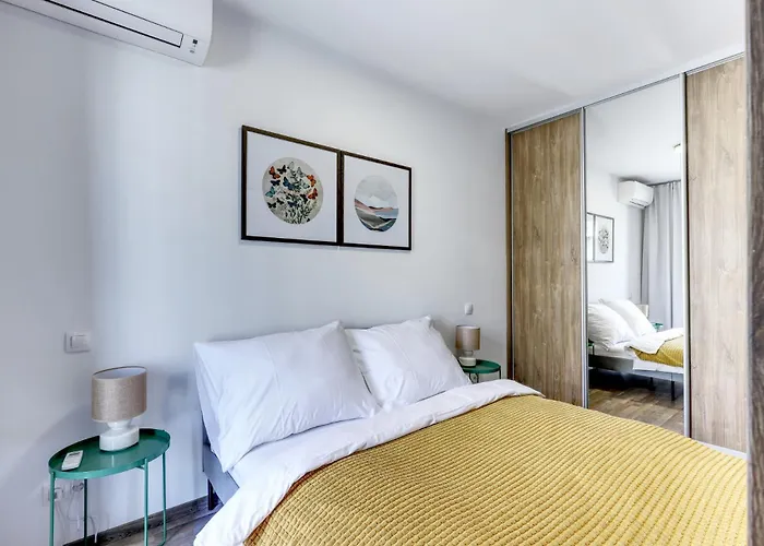 Апартаменти Star Stylish Flat In A Modern Neighborhood *